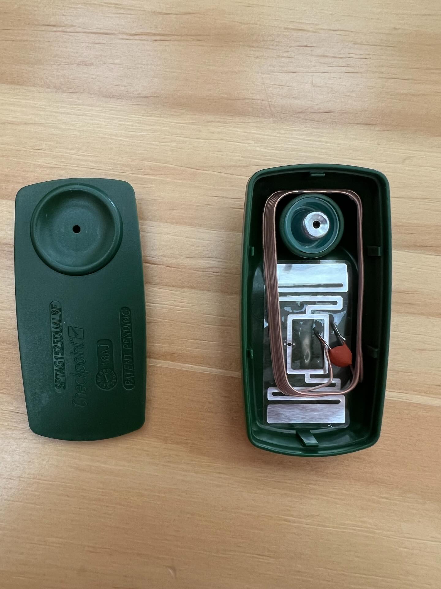 Dual Technology RF/RFID AM Hard Tag